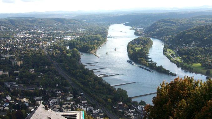 Vista del Drachenfels hasta el Rin y la isla Nonnenwerth, Siebengebirge