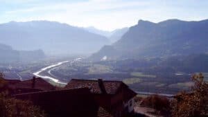 El Rin alpino visto desde Triesenberg, Liechtenstein